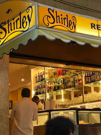 Fachada iluminada do Shirley à noite