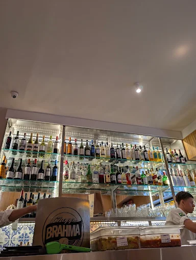 Bar do restaurante com adega e seleção de bebidas